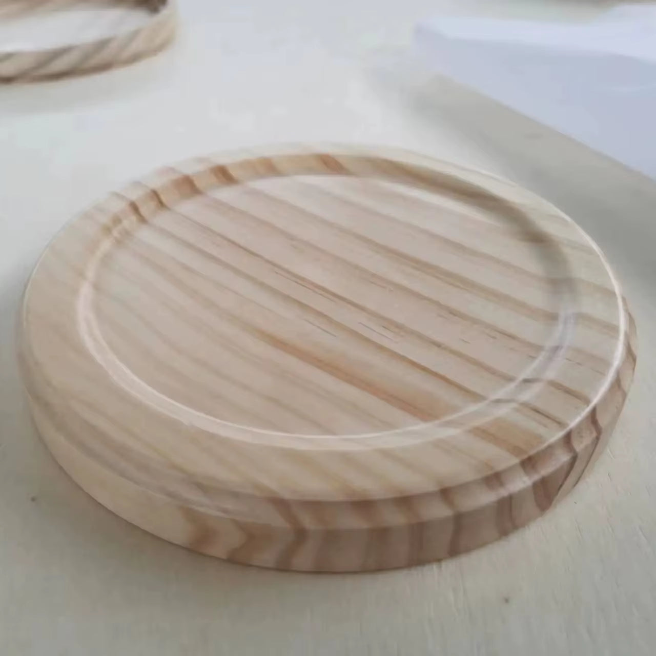 Modern round Bamboo and Wooden Sofa Cutlery Serving Breakfast Trays Factory Price 100Pcs MOQ for Party Occasions